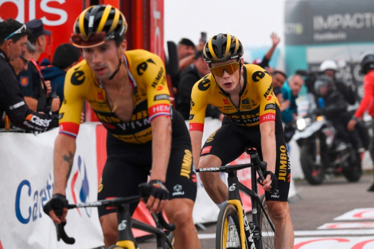 Vuelta / Roglic gewinnt 17. Etappe, Kuss nach Quälerei weiter in Rot