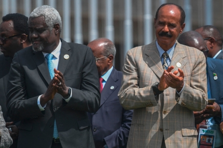 Eritreas Präsident Isayas Afwerki (r.) applaudiert beim „Africa Climate Summit 2023“ in Nairobi am 6. September
