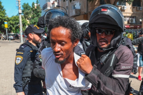Israelische Sicherheitskräfte führen am 2. September einen eritreischen Asylbewerber ab, der bei den Protesten gegen ein Festival dabei war