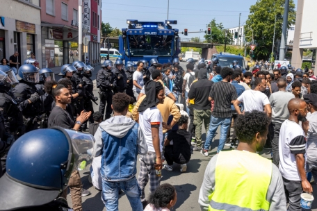 Polizisten umringten am Rande des Eritrea-Festivals in Gießen eine Gruppe von Menschen. Zuvor war es zu Ausschreitungen gekommen.
