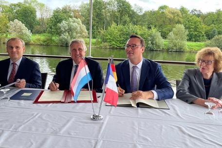 Feierliche Vertragsunterzeichnung (v.l.): Philippe Voiry, François Bausch, Oliver Luksic und Heike Peitsch