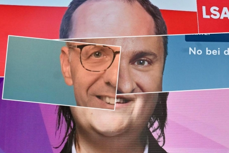Polit-Ticker / Wahlplakate der Piraten über Bord