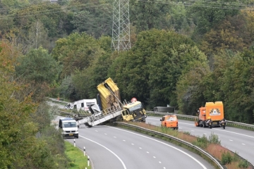 Unfall auf A1 / Ladefläche von Kipplader hob sich auf Autobahn und riss Schilderbrücke ab – ein Toter