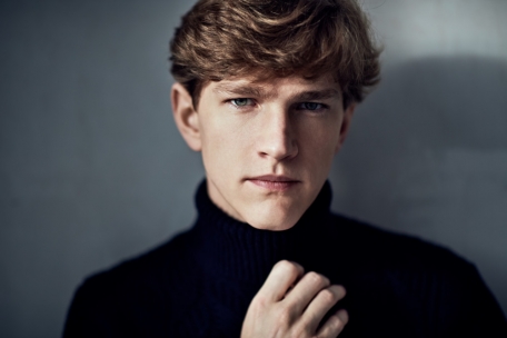 Alain spannt den Bogen / „Ich bin ein Pianist der Gegenwart“: Jan Lisiecki im Gespräch