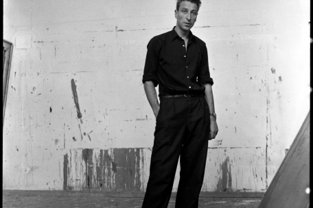 Nicolas de Staël dans son atelier rue Gauguet, été 1954