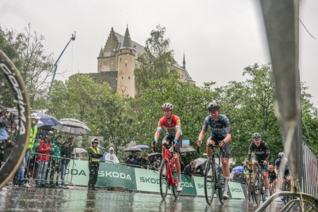 Alex Kirsch (links) hatte in Vianden seinem Kapitän Giulio Ciccone geholfen