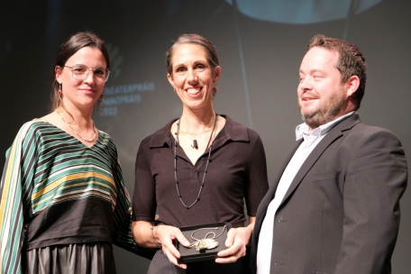 La costumière et scénographe Peggy Wurth (ici entourée de Catherine Elsen et Ben Bauler) a gagné dans la catégorie „Hannert der Bün“