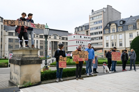 Einige Gegenprotestler, darunter auch Politiker von „déi Lénk“, hatten sich in der avenue de la Liberté eingefunden