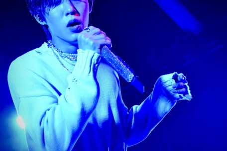 Er hat bislang mehr als 100 Songs geschrieben – einer davon („illa illa“) ist ihm unter der Dusche eingefallen