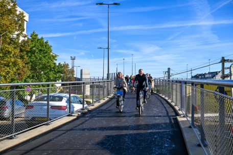 Kurz vor den Wahlen versammelten sich viele Politiker bei der Einweihung und stiegen aufs Fahrrad