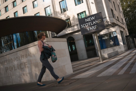 Großbritannien / Scotland Yard: 300 Polizeibeamte verweigern Arbeit, weil Todesschütze angeklagt wird