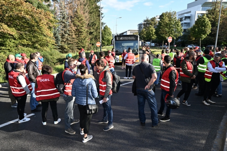 Demo am Findel / Besorgte Luxair-Beschäftigte gehen auf die Straße: Kurze Blockade am Flughafen