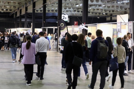 Jobmesse / Besuch bei „Unicareers“: Wie die Pandemie und hohe Wohnungspreise das Leben der jungen Generation beeinflussen