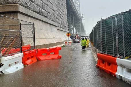 Ersthelfer waten durch das Hochwasser am Fuße der Williamsburg Bridge