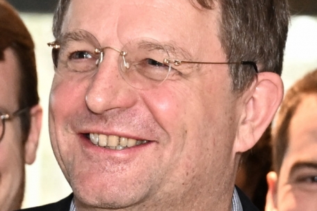 Dr. med. Dr. sc. med. Jean-Marc Cloos ist Psychiater, Projektmanager und medizinischer Direktor. Er war lange in der Suchttherapie aktiv und ist gerontopsychiatrisch ausgebildet. Er ist Kandidat von &bdquo;d&eacute;i gr&eacute;ng&ldquo; Zentrum bei den diesj&auml;hrigen Parlamentswahlen.