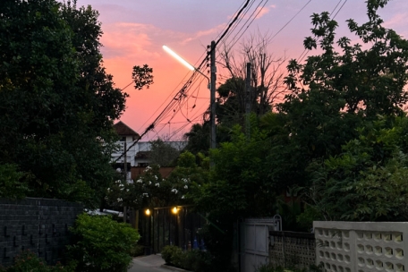 In den Straßen Chiang Mais kehrt bei Sonnenuntergang Ruhe ein