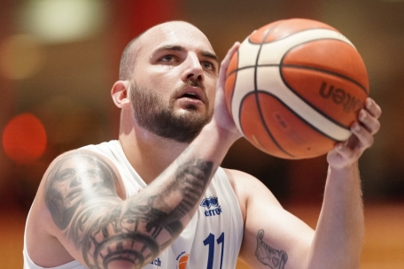 Basketball / Zwei Spieltage, zwei Gesichter: Gilles Polfer und die Etzella mit Ausrufezeichen gegen Contern 