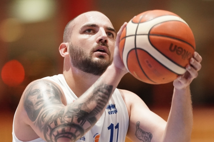 Basketball / Zwei Spieltage, zwei Gesichter: Gilles Polfer und die Etzella mit Ausrufezeichen gegen Contern 
