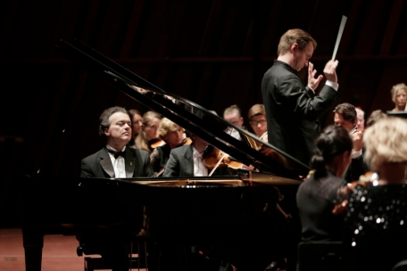 Kissins Spiel war an sich herausragend, allerdings schien er nur für sich zu spielen und fand bzw. suchte keinen richtigen Kontakt zum Orchester und zum Dirigenten