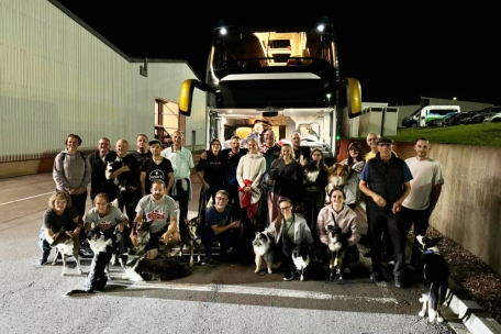 Die Reise beginnt: 23 Menschen und 21 Hunde machten sich am Montagabend auf den Weg nach Tschechien