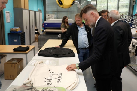 Franz Fayot überzeugt sich von der guten Druckqualität