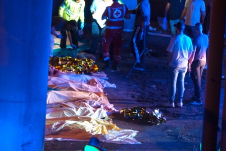 Tote Personen liegen nach dem Bunsunglück an der Unfallstelle unter Tüchern.
