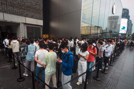Vor einem Apple Store in Hangzhou in der ostchinesischen Provinz Zhejiang stehen Menschen am 22. September 2023 Schlange, um das neu eingeführte iPhone 15 zu kaufen