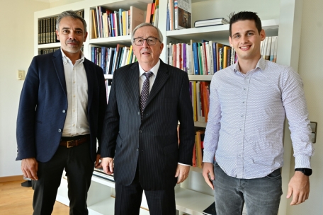 Jean-Claude Juncker mit Tageblatt-Chefredakteur Armand Back (l.) und Tageblatt-Innenpolitikjournalist Sidney Wiltgen (r.)