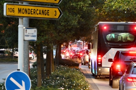Stau auf der ganzen Länge des Boulevard Hubert Clément/Boulevard Pierre Dupong in Lallingen