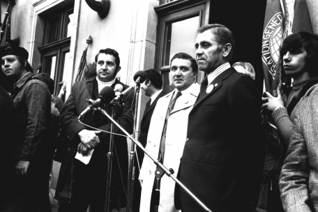 Mathias Hinterscheid (2.v.l.) und Antoine Weiss (Mitte), Präsident und Generalsekretär der Gewerkschaft, erinnerten während der Reden an den 14 Punkte beinhaltenden Forderungskatalog