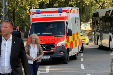 Ein Krankenwagen steht am Rande einer Wahlkampfveranstaltung in Ingolstadt. Vier Tage vor der bayerischen Landtagswahl will der AfD-Chef Chrupalla in Ingolstadt sprechen, muss aber während der Veranstaltung plötzlich medizinisch behandelt werden. Die Umstände sind unklar.