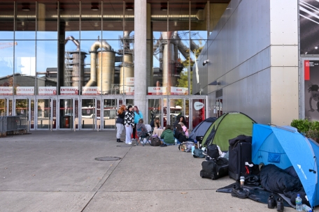 Der Platz vor der Rockhal wird sich bis Samstagabend noch weiter füllen