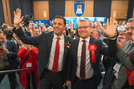 Großbritannien / Rechtzeitig zum Parteitag in Liverpool feiert die Labour-Party einen großen Sieg