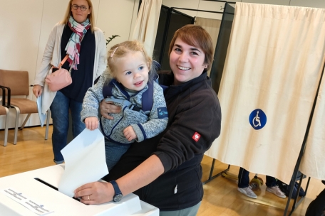 Esch / Früh übt sich: Die kleine Philine „wählt“ mit 20 Monaten zum ersten Mal