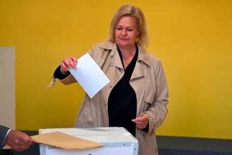 Nach dem Absturz der SPD unter der Spitzenkandidatin Nancy Faeser in Hessen dürfte der Verbleib der deutschen Innenministerin in der Regierung für weitere Unruhe in der Ampel-Koalition in Berlin sorgen