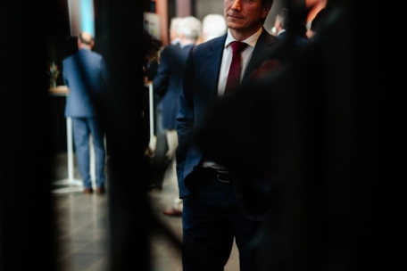 Jean-Paul Olinger verfolgt gespannt das Wahlgeschehen