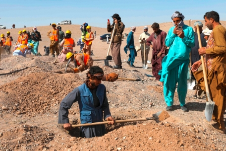 Afghanen graben Gräber für die Opfer der Erdbeben im Dorf Sarbuland im Bezirk Zendeh Jan in der Provinz Herat.