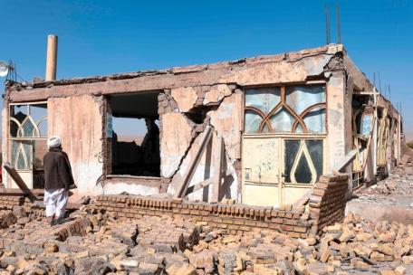 Ein afghanischer Mann steht in der Nähe eines beschädigten Hauses nach den Erdbeben im Dorf Sarbuland im Bezirk Zendeh Jan in der Provinz Herat