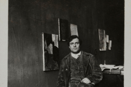 Anonyme. Modigliani dans son atelier, rue Ravignan. 1915. Photographie (8,5 × 5,9 cm). Paris, musée de l’Orangerie, don de M. Alain Bouret.
