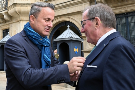 Vor der Audienz mit dem Großherzog wird noch die Krawatte gerichtet