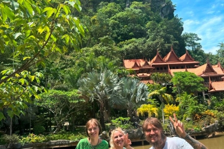 C., T. und Laila vor einem der Tempel, die die Freunde zusammen besucht haben