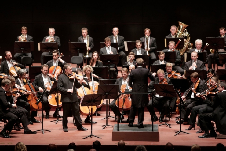 Alain spannt den Bogen / Eintauchen ins Klangmeer: Wiener Philharmoniker mit einmaligem Konzert