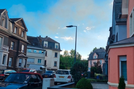 Die Schlackenstaubwolke, fotografiert von der rue du Tramway