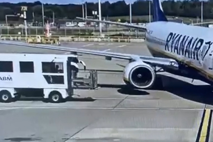 London-Stansted / Parkplatz-Rempler: Flieger aus Luxemburg wird von Service-Fahrzeug gerammt