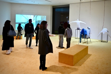 Beaucoup de curieux à l’exposition „After Laughter Comes Tears“ consacrée à la performance au Mudam