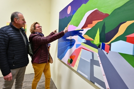 Les peintures psychédéliques de l’Américaine Tessa Perutz ont intrigué les visiteurs du Casino – Forum d’art contemporain
