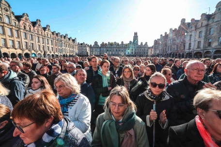 France / Émotion et critiques après l’assassinat du professeur de lettres d’Arras