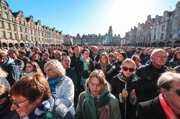 France / Émotion et critiques après l’assassinat du professeur de lettres d’Arras