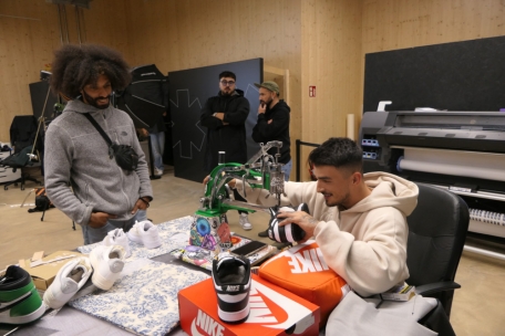 Das Team von Artson personalisiert Sneakers mit einer speziell für Lederwaren konzipierten Nähmaschine