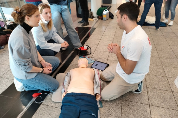 World Restart a Heart Day / Studenten engagieren sich: „Wir wollen zeigen, wie einfach es ist, Leben zu retten“